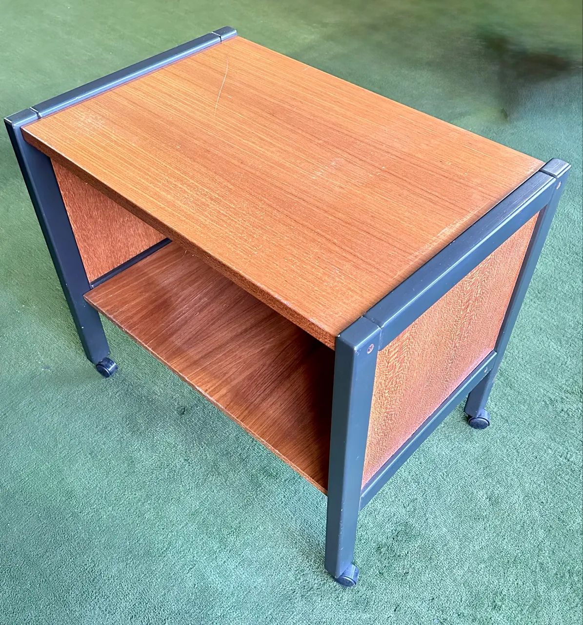 Mesa em madeira maciça com rodinhas  - Foto 4