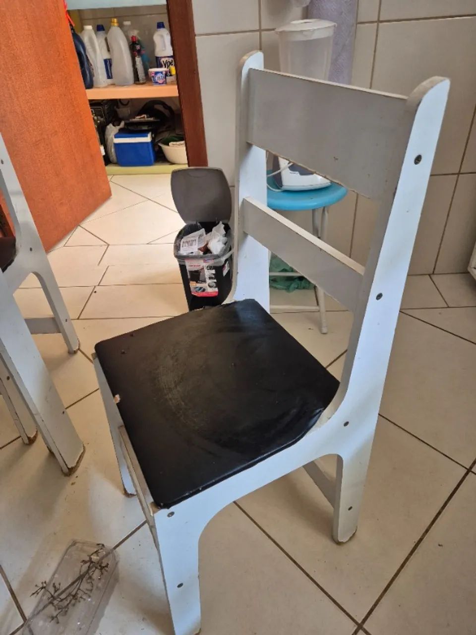 Mesa branca com 4 cadeiras