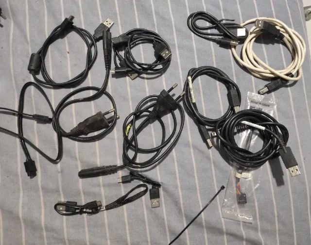Lote de cabos variados: impressora; USB; tomada; cabo sata