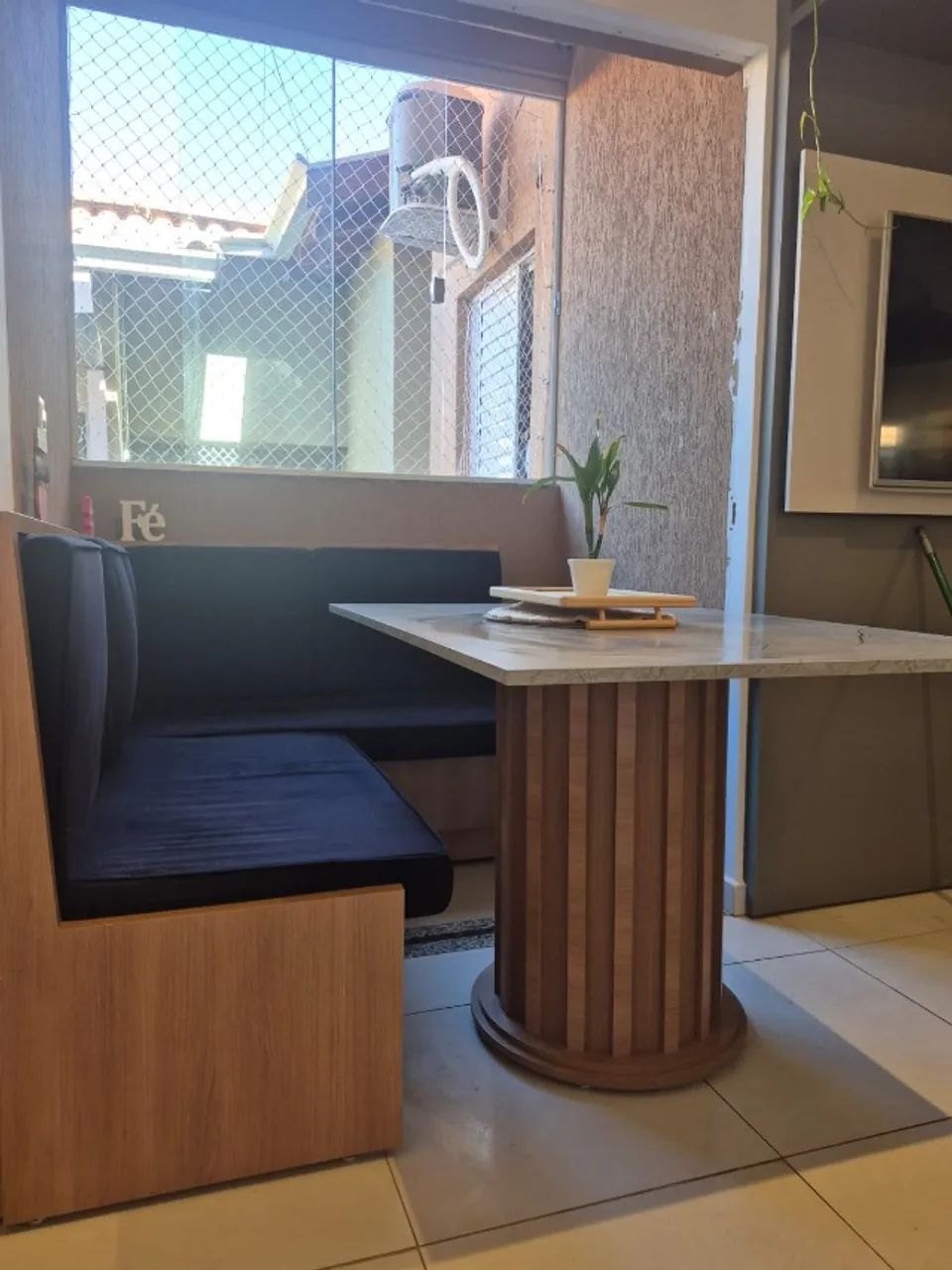 Canto alemão estofado com mesa - em otimo estado - Foto 3