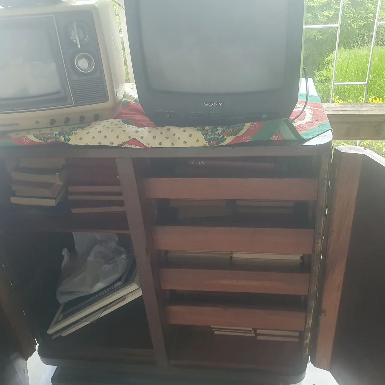 Comoda de imbuia 2 portas com prateleiras.  - Foto 3
