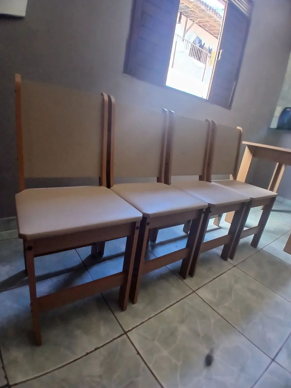 Vende-se mesa 4 cadeiras semi nova - Foto 2
