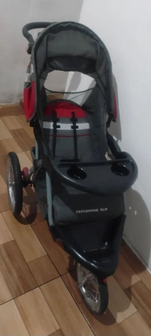 Carrinho de bebê com rodas de pneu