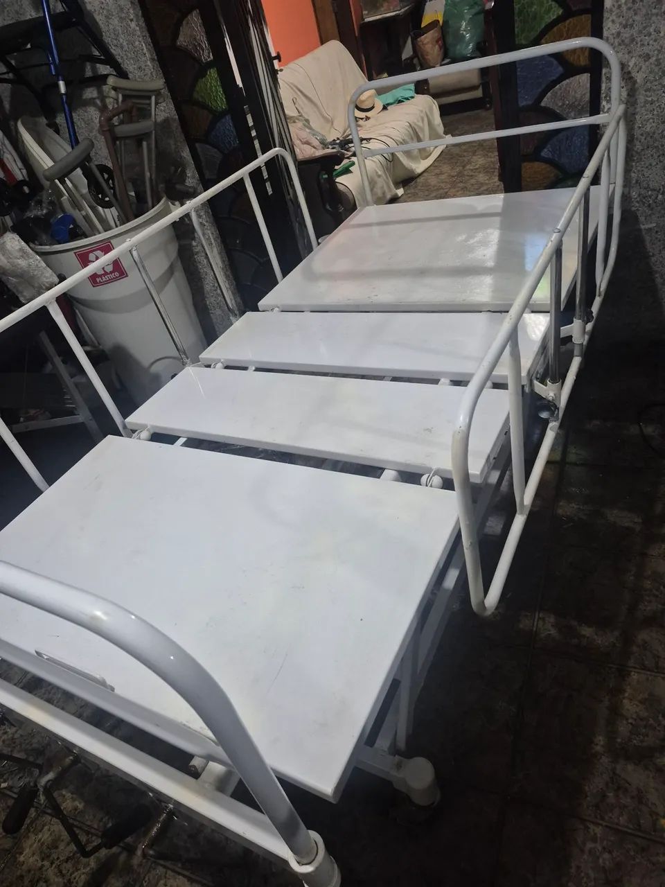 Cama hospitalar  3 manivelas marca desematec - Foto 2