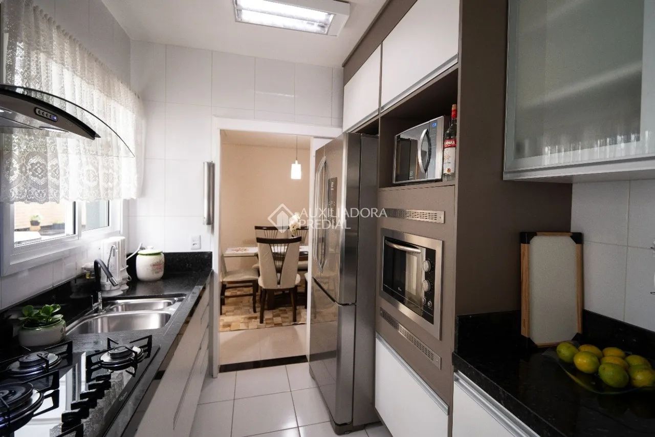 Sobrado Triplex com 3 Quartos e Ático no Boqueirão