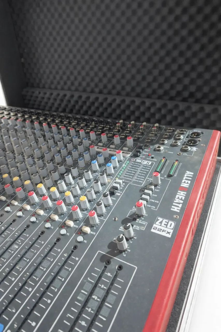 ライブオンXZ 赤　セット Mesa de Som Allen&Heath modelo ZED 22 - Instrumentos musicais