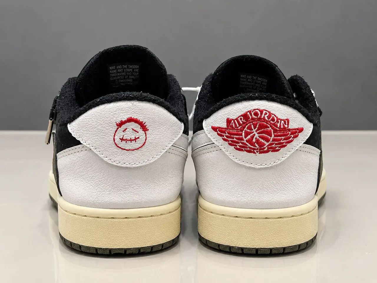 NIKE TRAVIS SCOTT JORDAN 1 LOW "OLIVE" - Foto 2