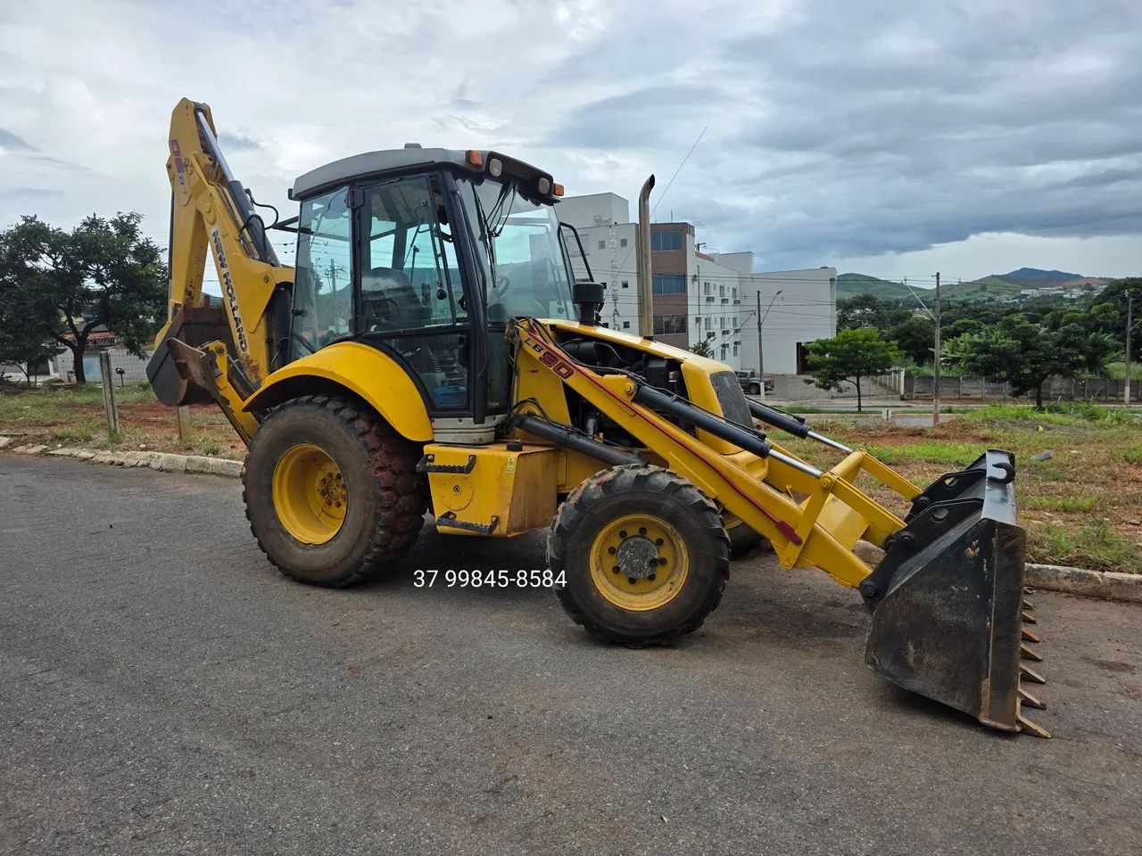 Retroescavadeira LB90 ANO 2010