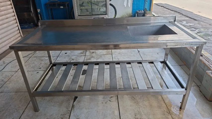 Bancada de aço inox com cuba. 2m. de comprimento por 80cm de largura. 