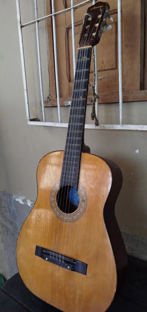 Violão velho e usado