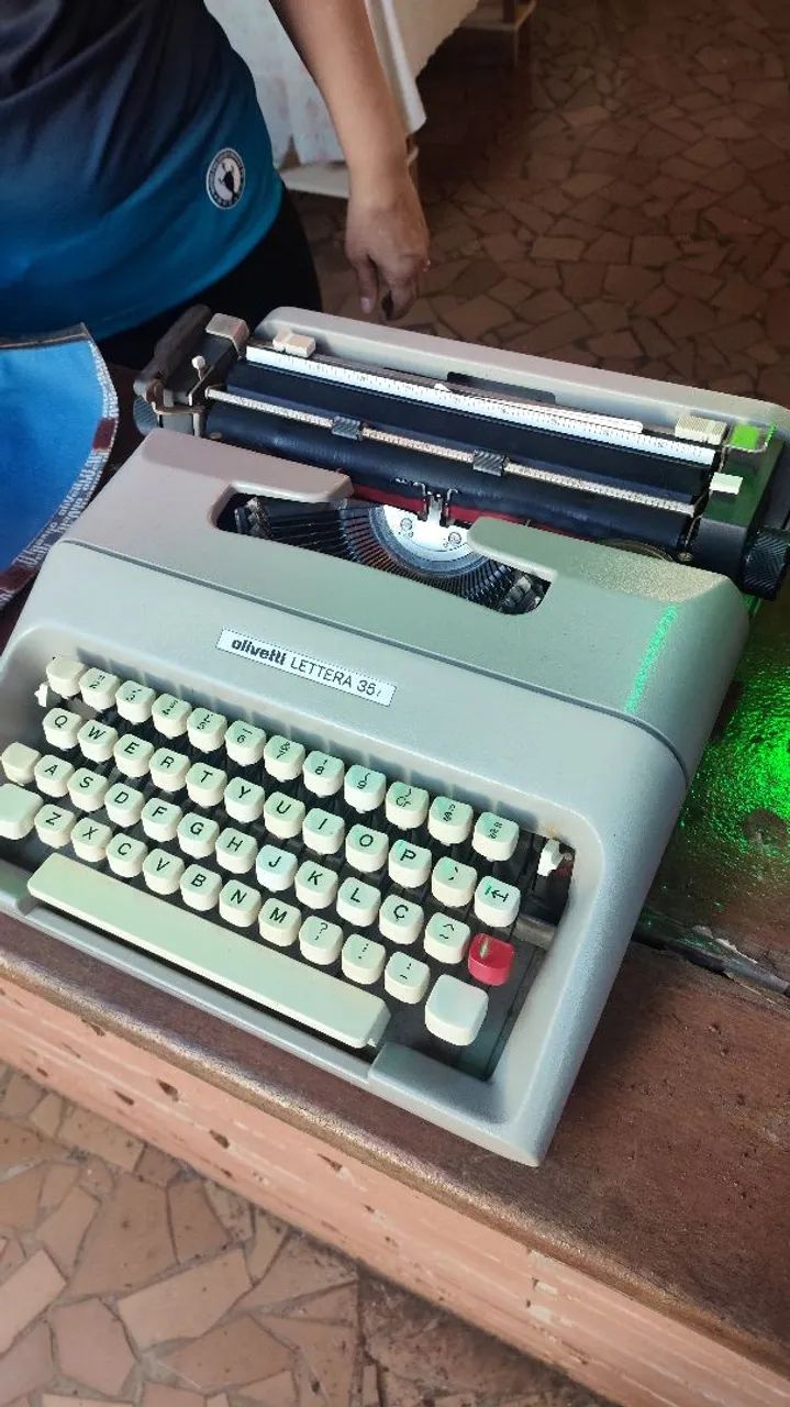 Máquina de escrever Olivetti Lettera 35