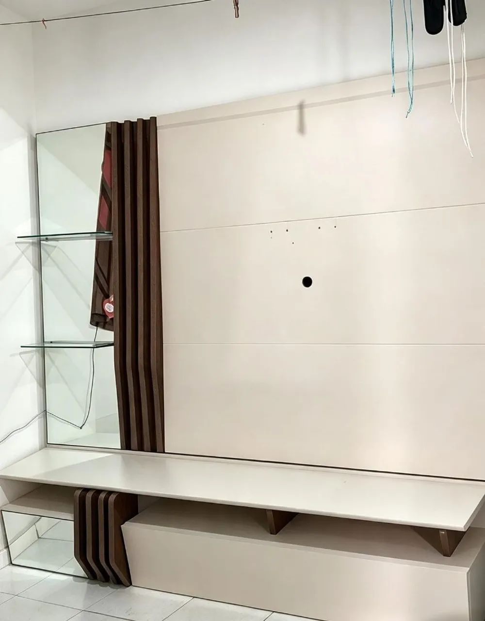 Vende-se Ou troca, Um Painel Para TV