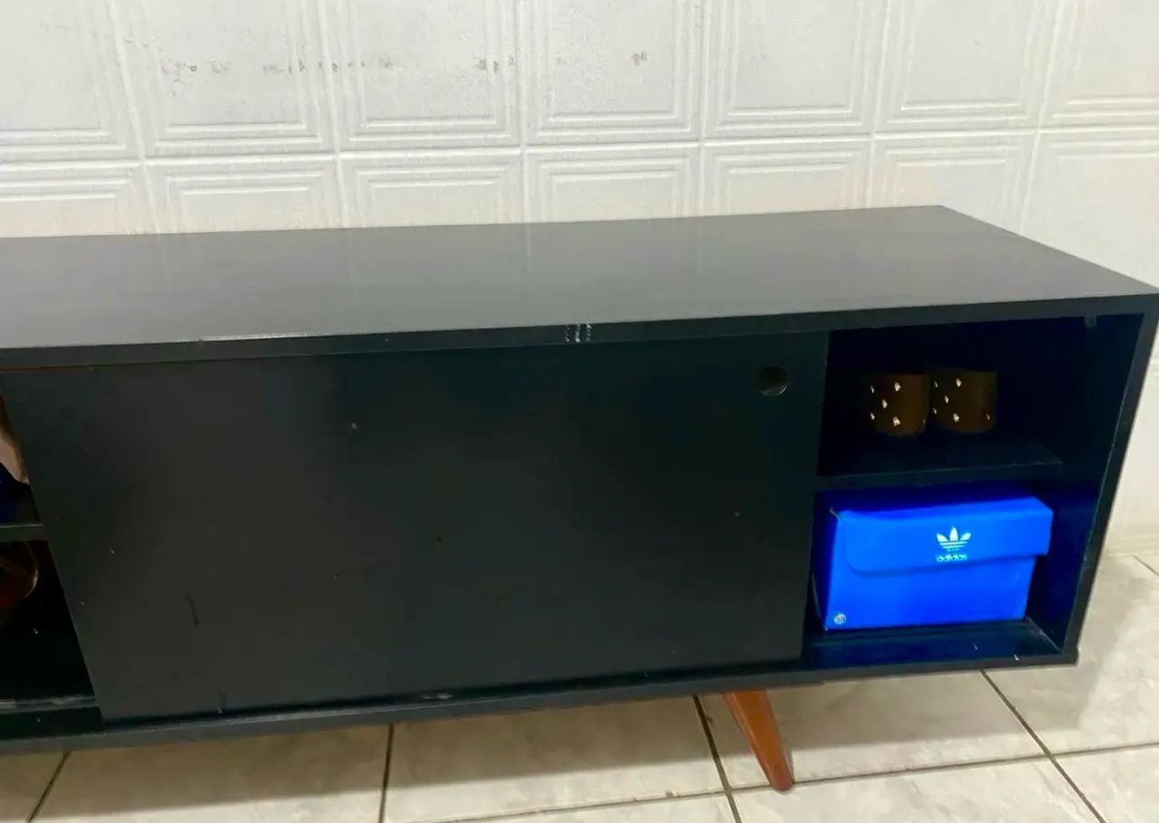 RACK PRETO COM PÉS DE MADEIRA | MODERNO E FUNCIONAL - Foto 3