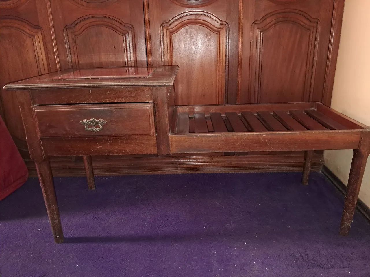 conjunto banco + mesinha lateral acoplada com uma gaveta em mogno maciço - Foto 4