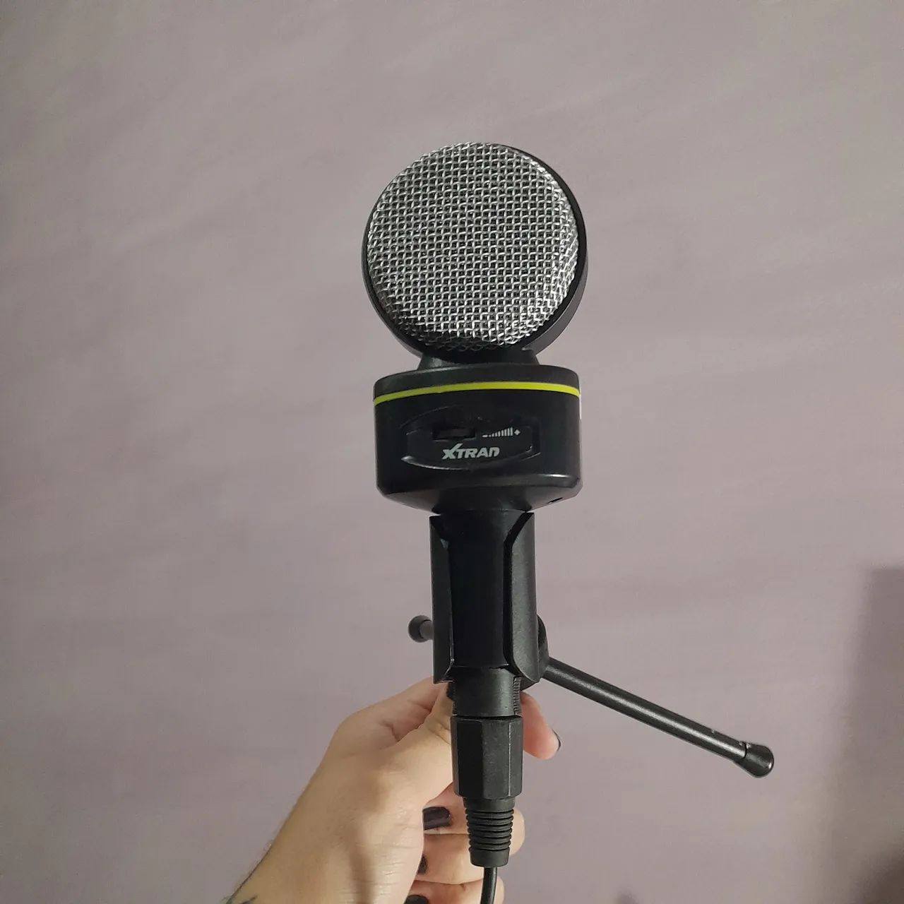 Microfone Xtrad P2 com adaptador e tripé