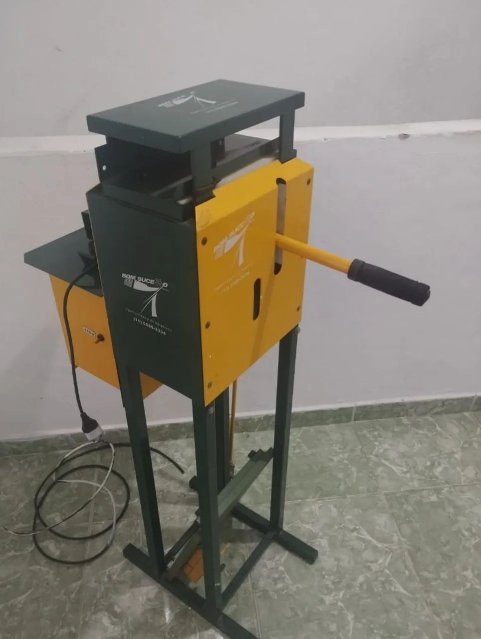 Vendo ou troco máquina para fabricação de chinelos promoção  - Foto 2