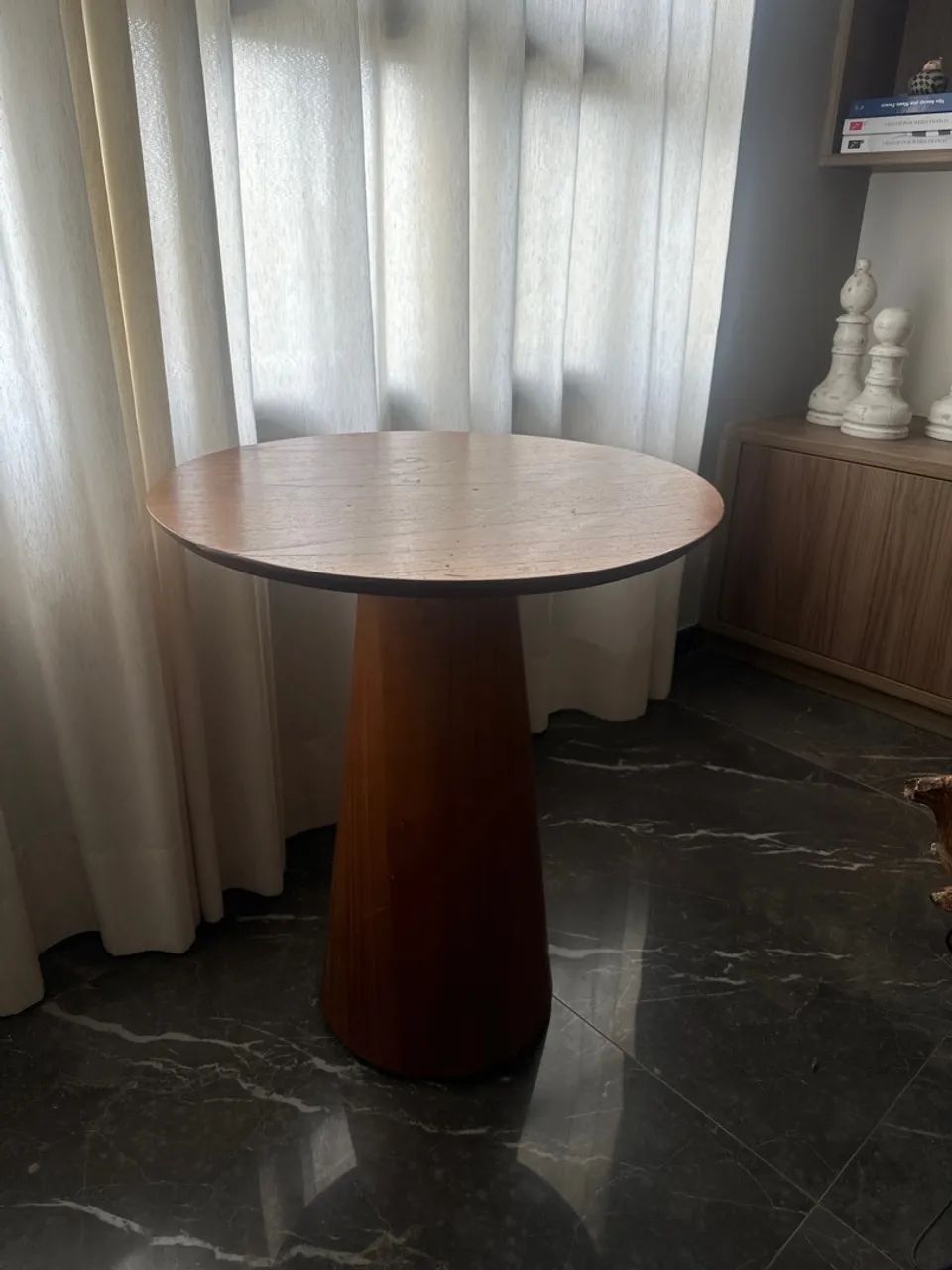 Mesa Lateral Redonda de Madeira com Base Cônica