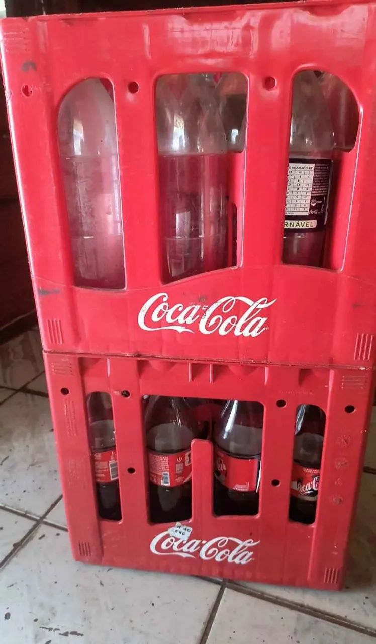 4 GRADES DE COCA COLA SENDO 2 DE 1 LITRO E 2 DE 2 LITROS 