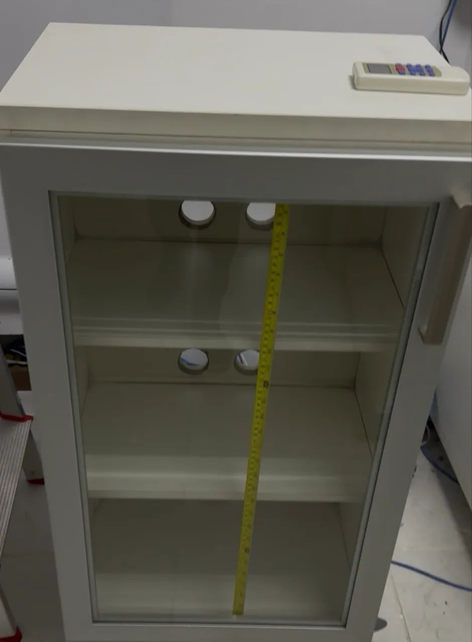 Rack para switch e periféricos em fórmica e porta  vidro