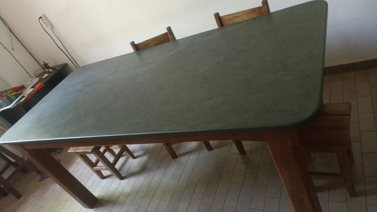 Mesa com tampo de ardósia 