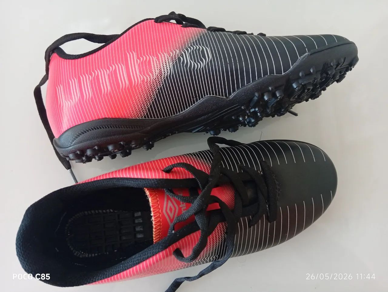 Chuteira umbro tamanho 35 - Foto 2