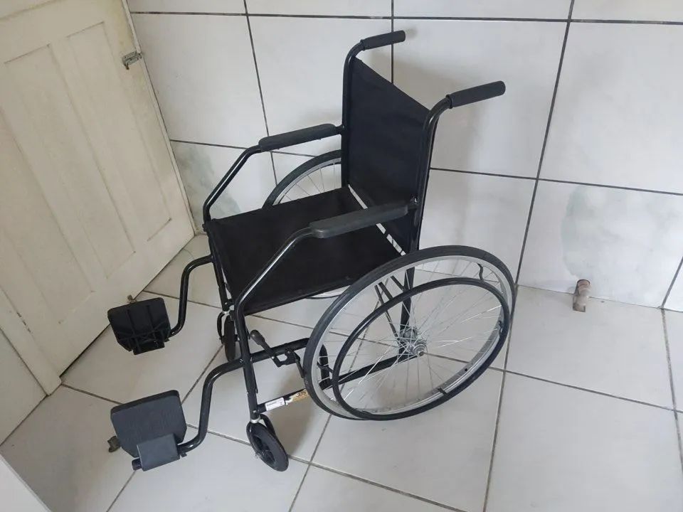 Vendo cadeira de rodas  - Foto 4