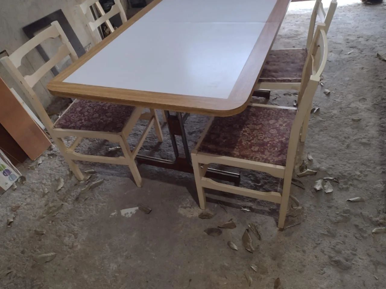 Mesa de madeira  com 4 cadeiras  - Foto 4