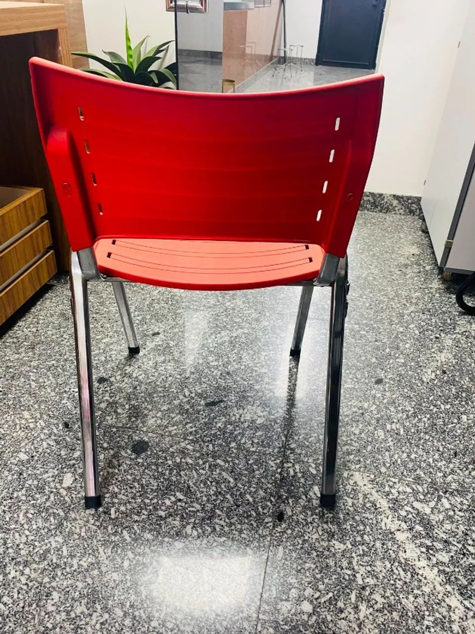 Lote Com 10 Cadeiras De Recepção Empilháveis Vermelhas (Base Cromada) - Foto 3