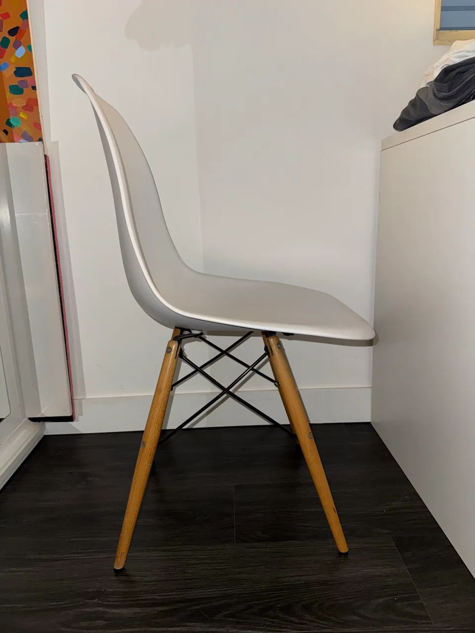 Cadeira Eames Eiffel Branca com Pé de Madeira - Estilo Moderno - Foto 3