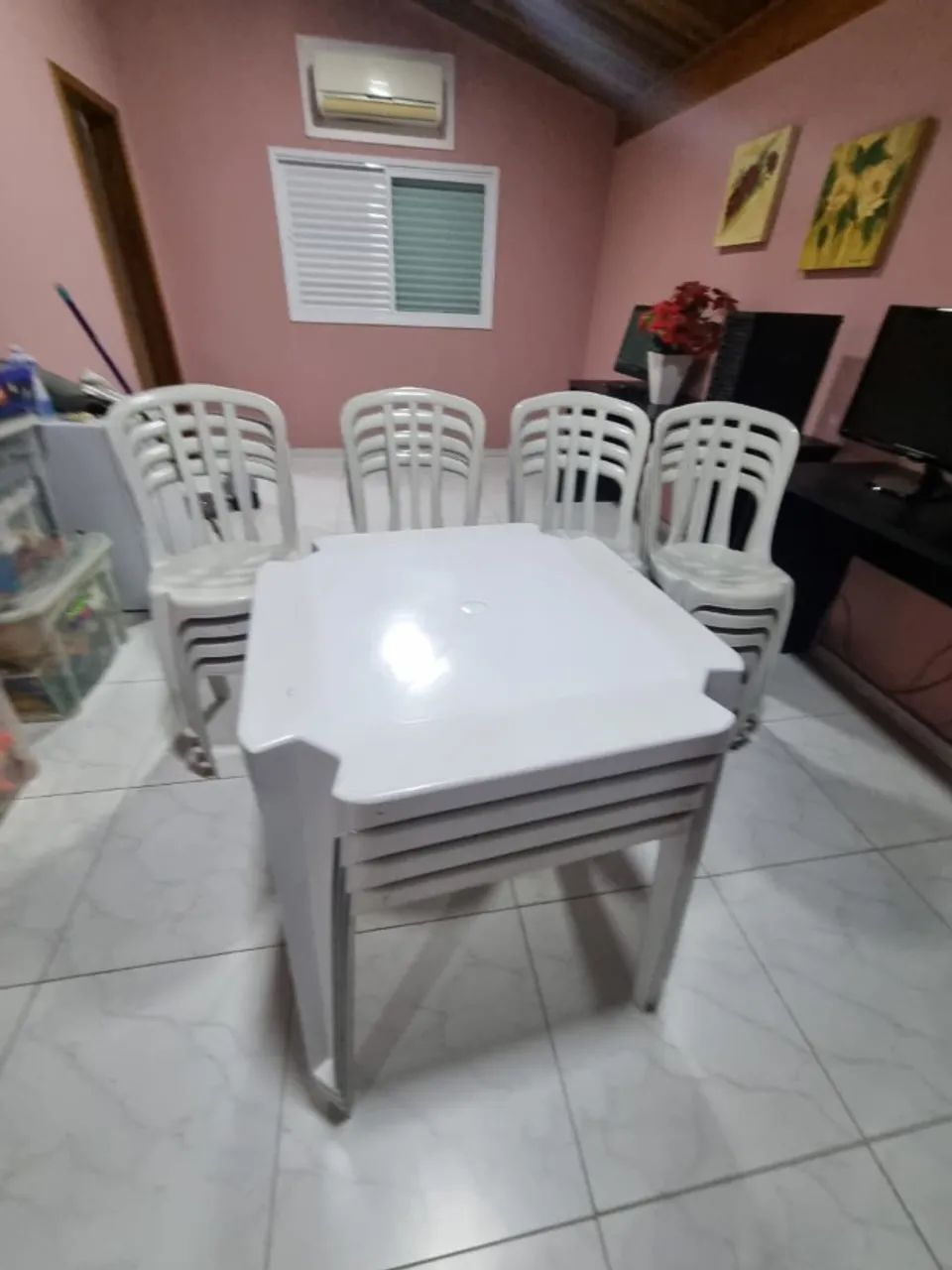 Conjunto mesa e cadeira de plástico branco ótimo estado - Foto 3