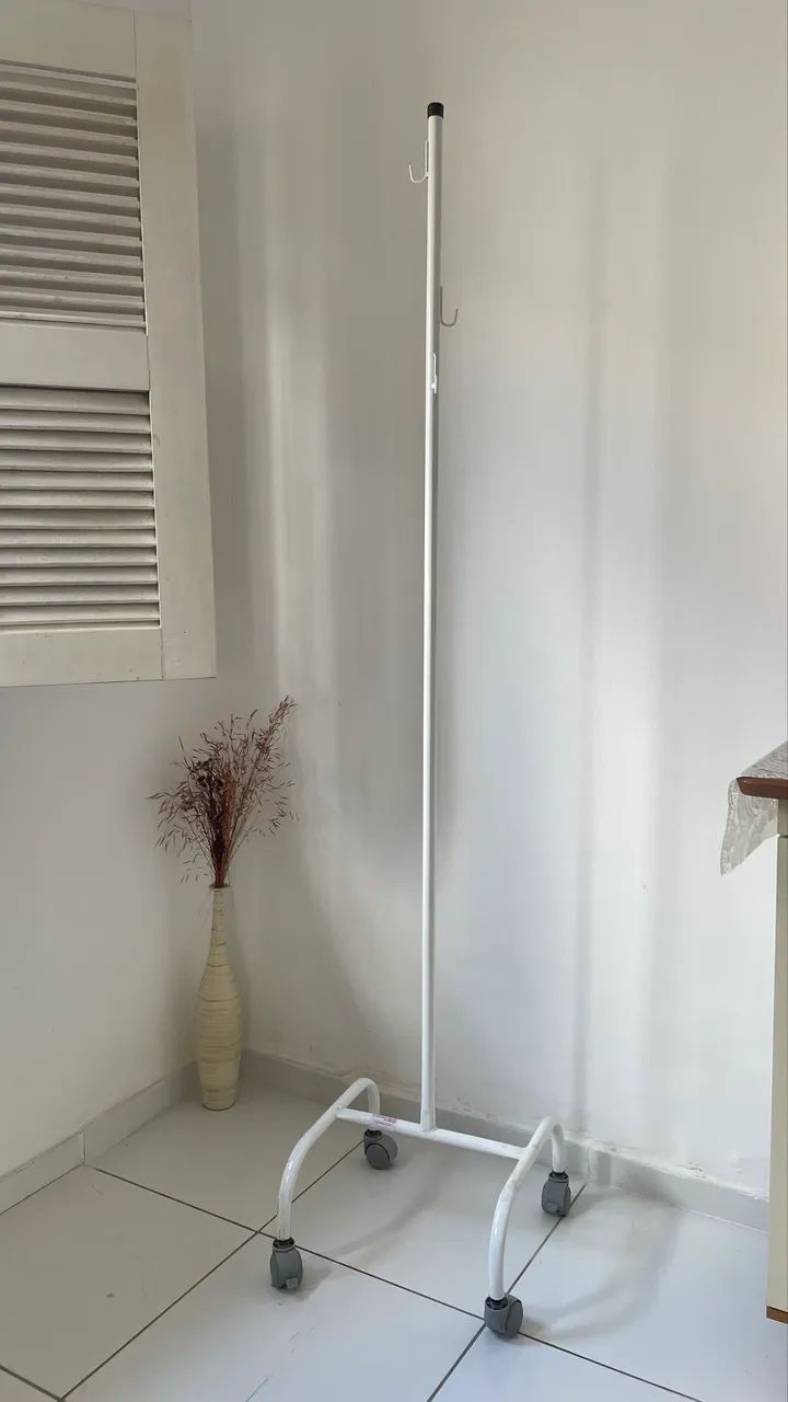 Suporte hospitalar de soro com rodinhas 