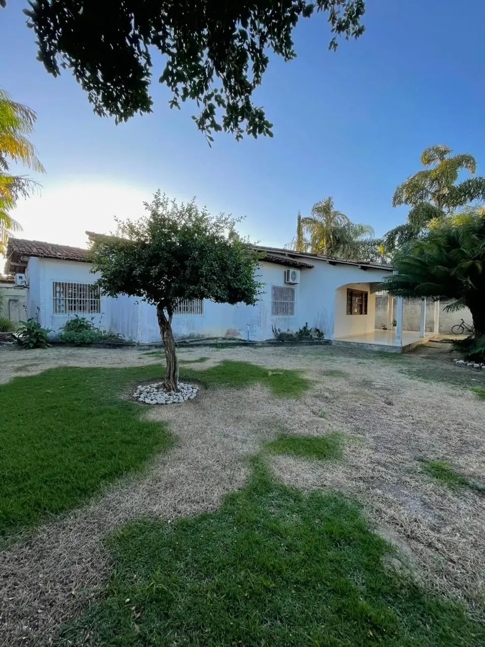 Vende casa ampla com ótima localização no Centro - Foto 2