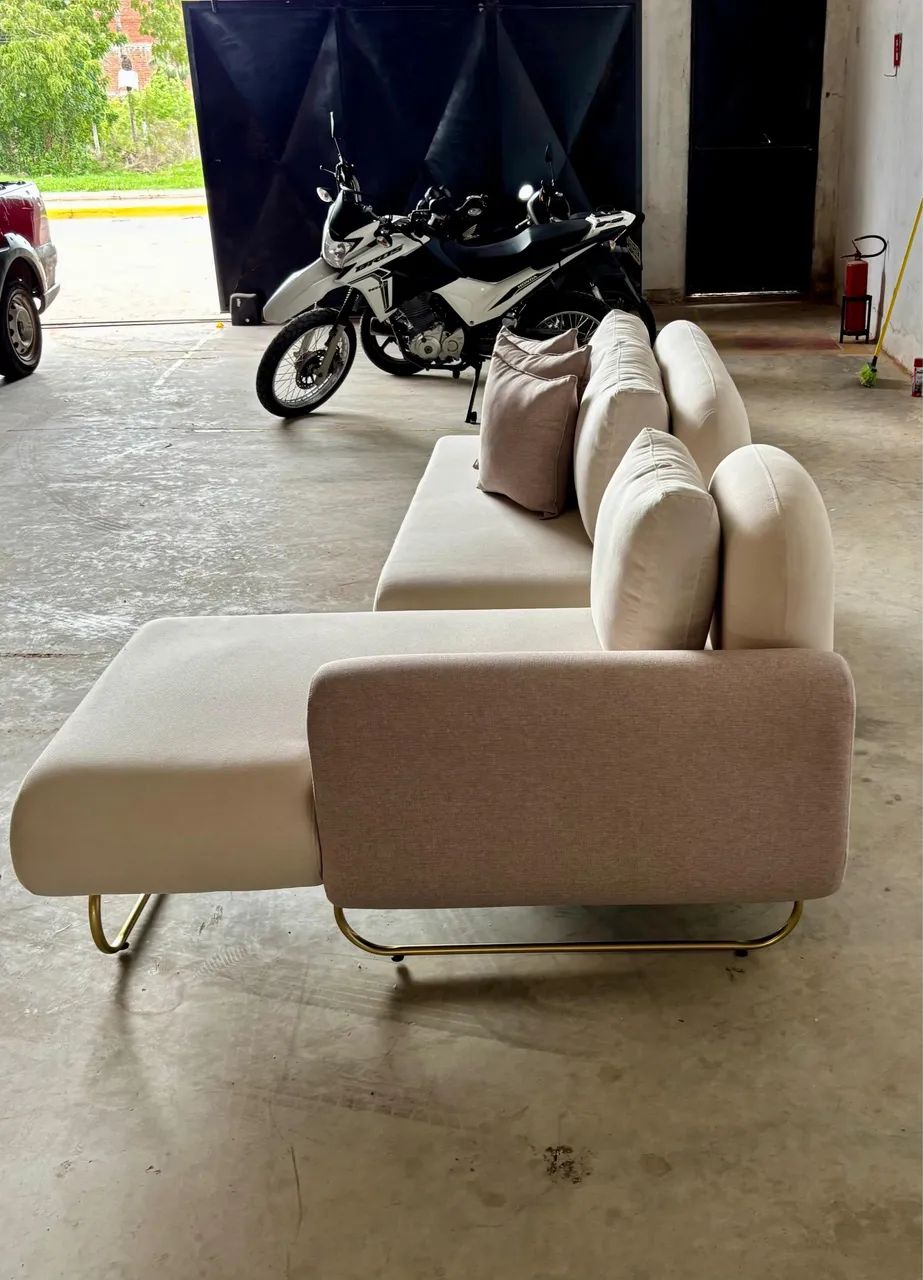 Sofá moderno com chaise + estrutura dourada