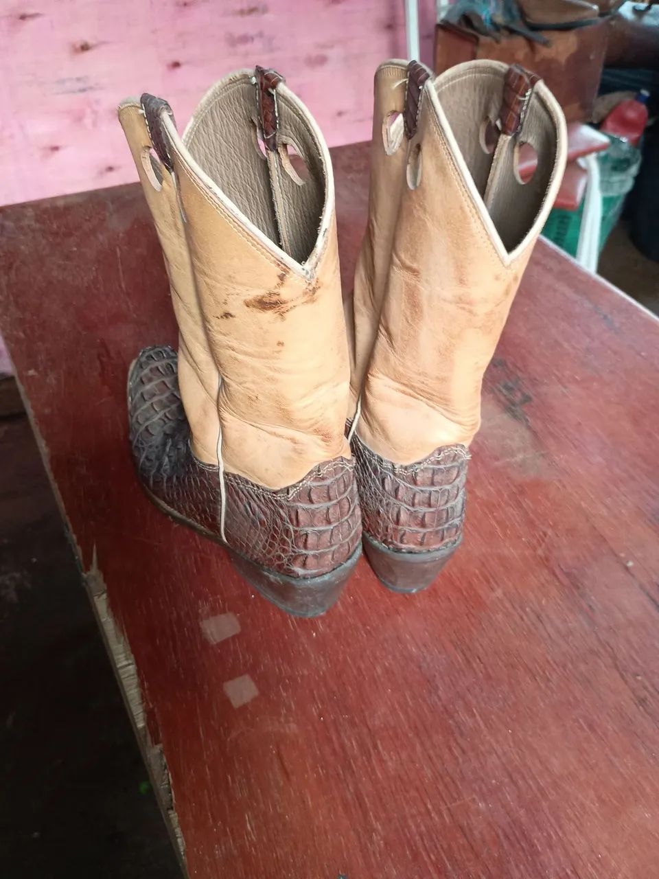 Bota coro marrom com parte couro jacaré 