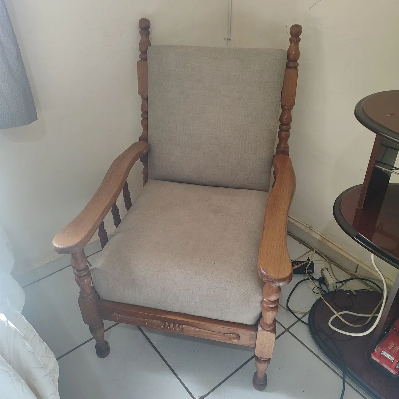 bela poltrona de madeira antiga - Foto 2