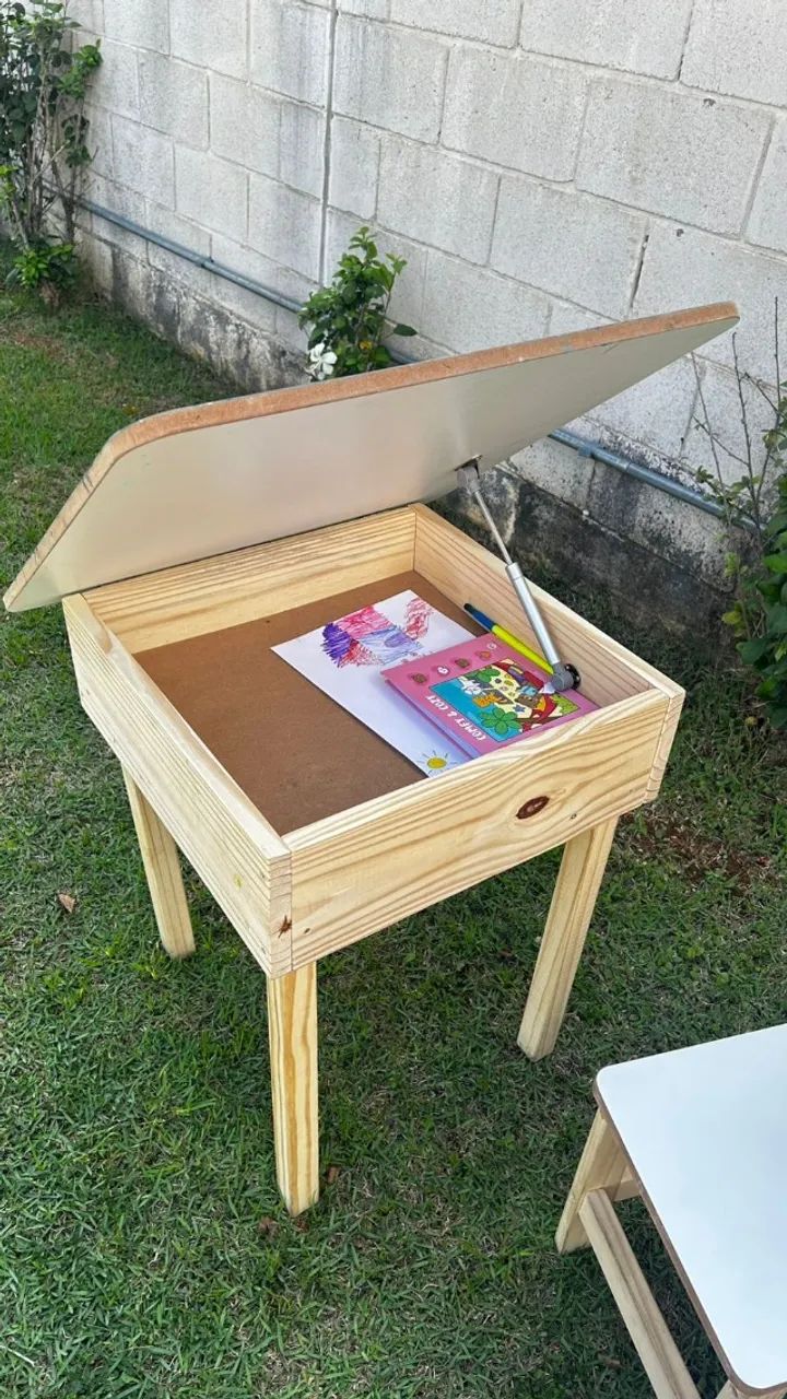 Mesa infantil com duas cadeiras