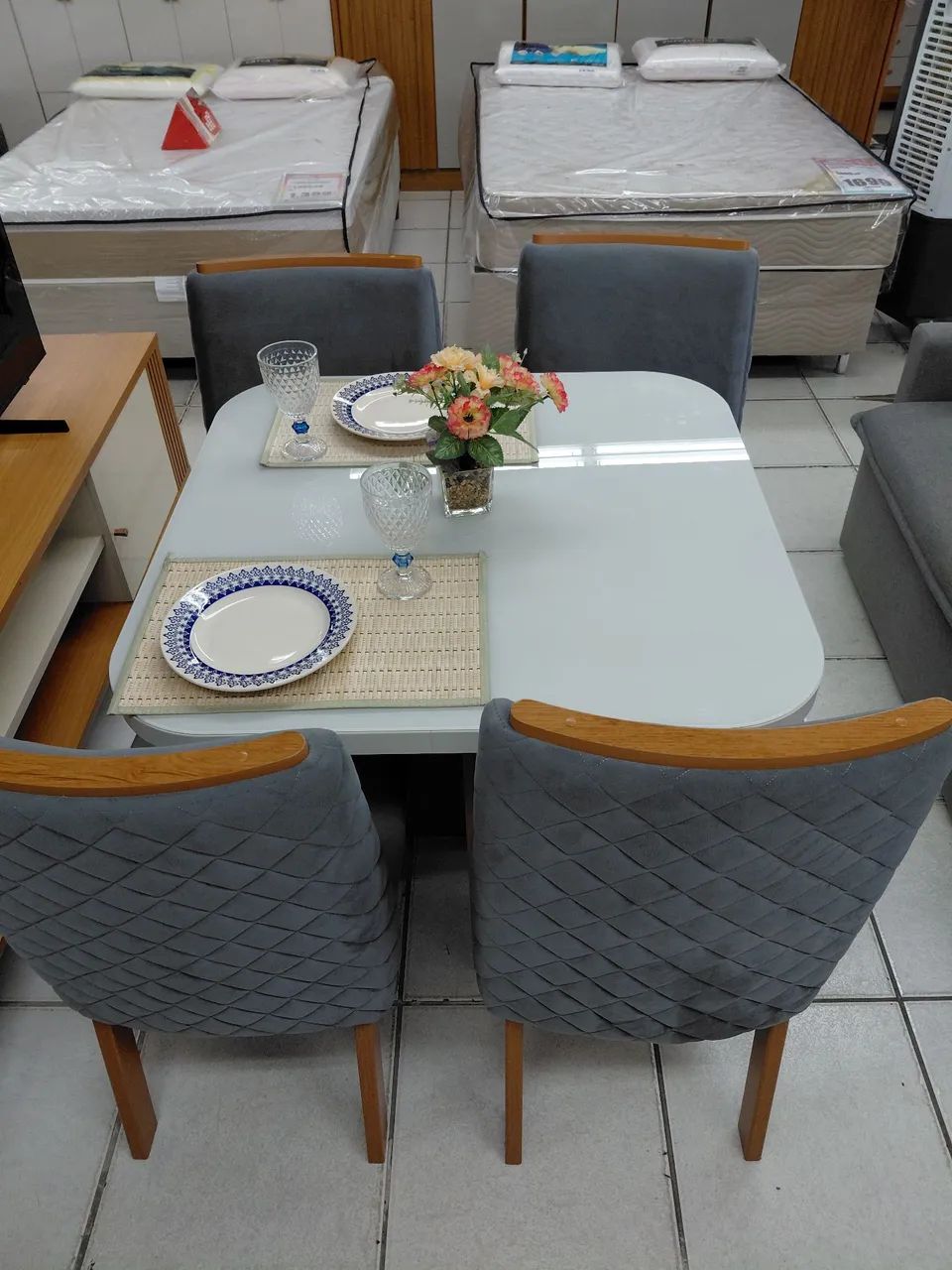 Mesa com Tampo de Vidro com 4 Cadeiras