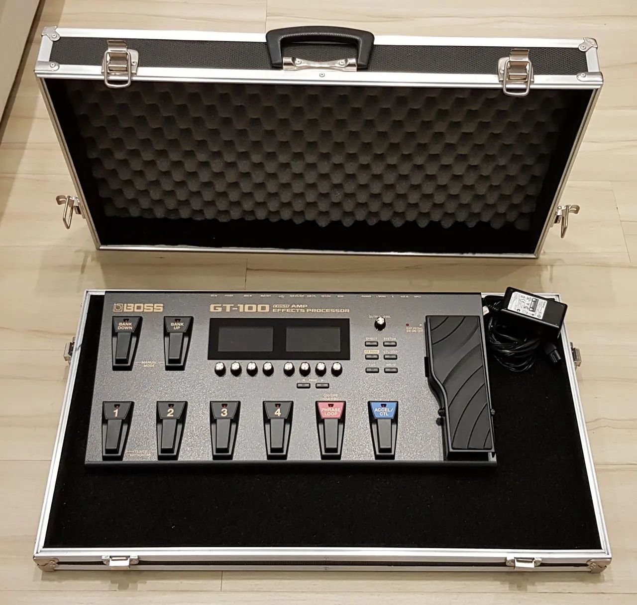 Boss GT-100 - Acompanha case - Usada apenas em casa - Instrumentos