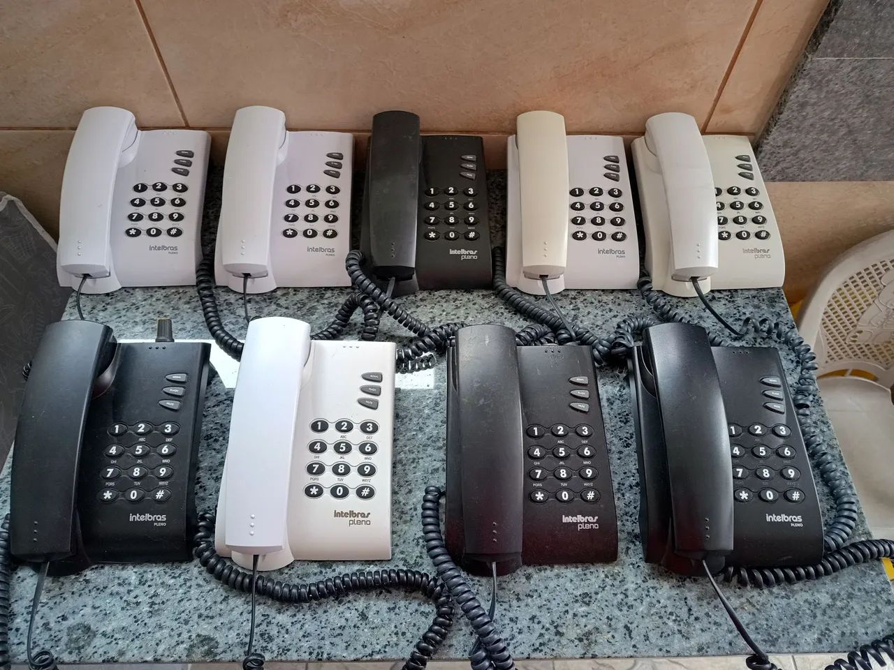 Vendo lote com 16 telefones funcionando, tem modelos diferentes, 13 completos 3 sem cabos. - Foto 2