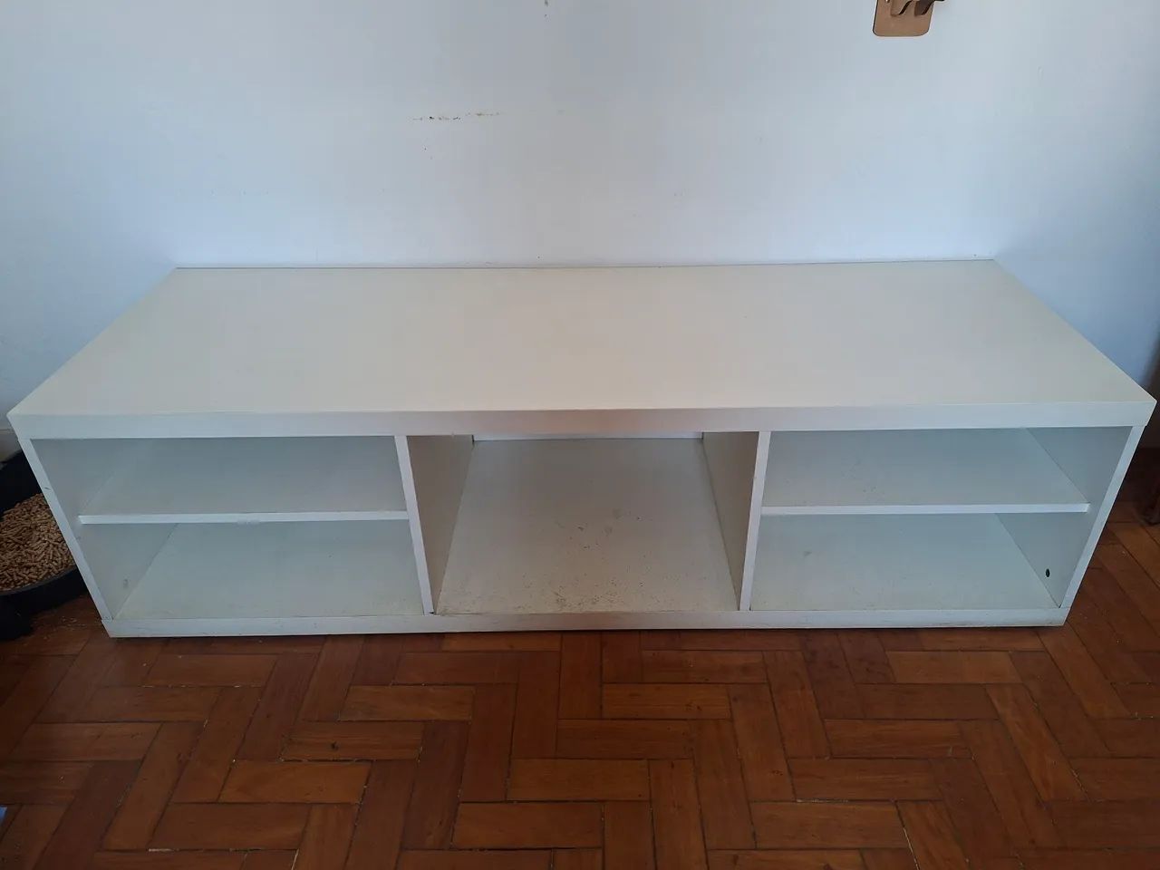 rack de madeira branco