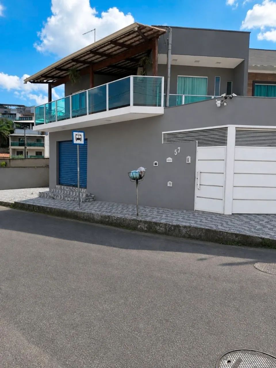 Casa geminada com loja e mobiliada