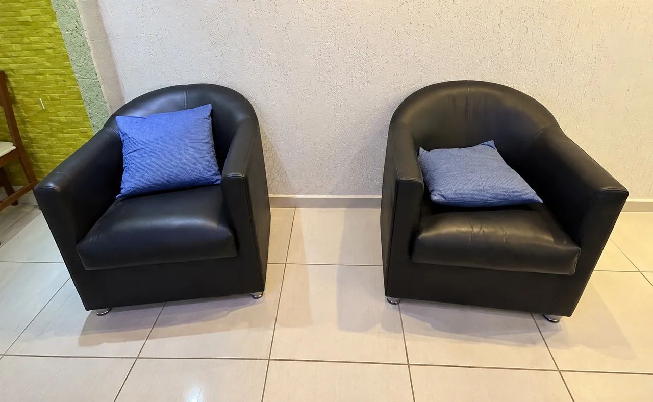 PAR DE POLTRONAS PRETAS PARA RECEPÇÃO / ESCRITÓRIO