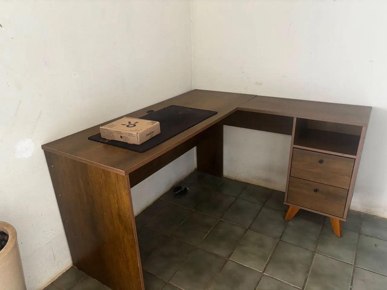 Mesa de Escritório em L de Madeira com 2 Gavetas - Foto 2