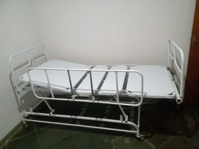 Cama Hospitalar  com colchão pneumático.