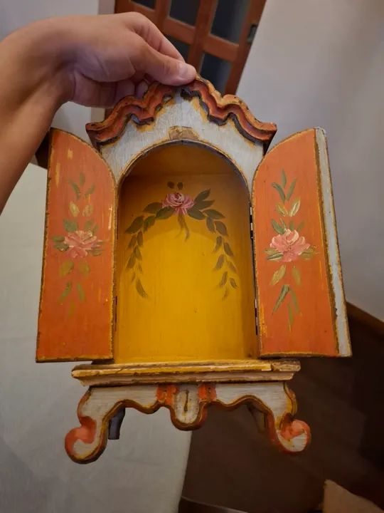 Oratório artesanal típico mineiro no estilo barroco com portas que abrem a fecham - Foto 2