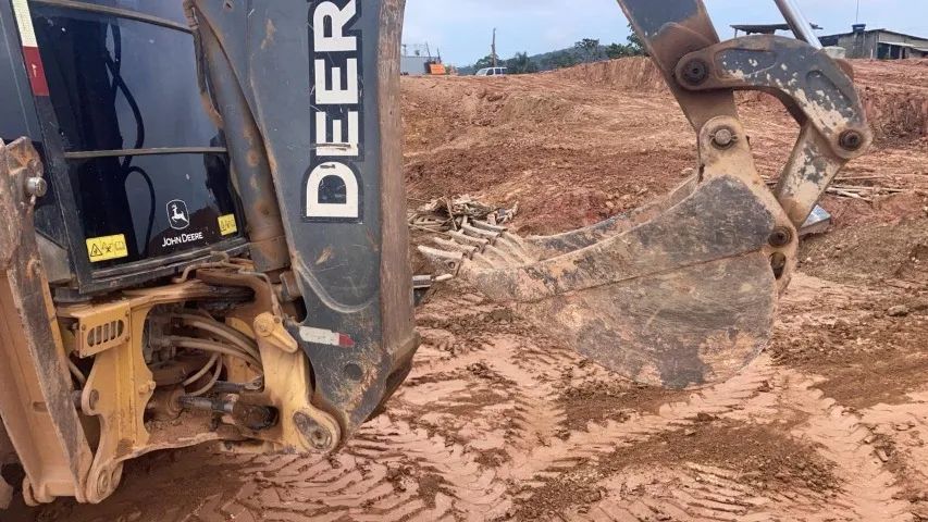 MÁQUINA RETROESCAVADEIRA JOHN DEERE 310L