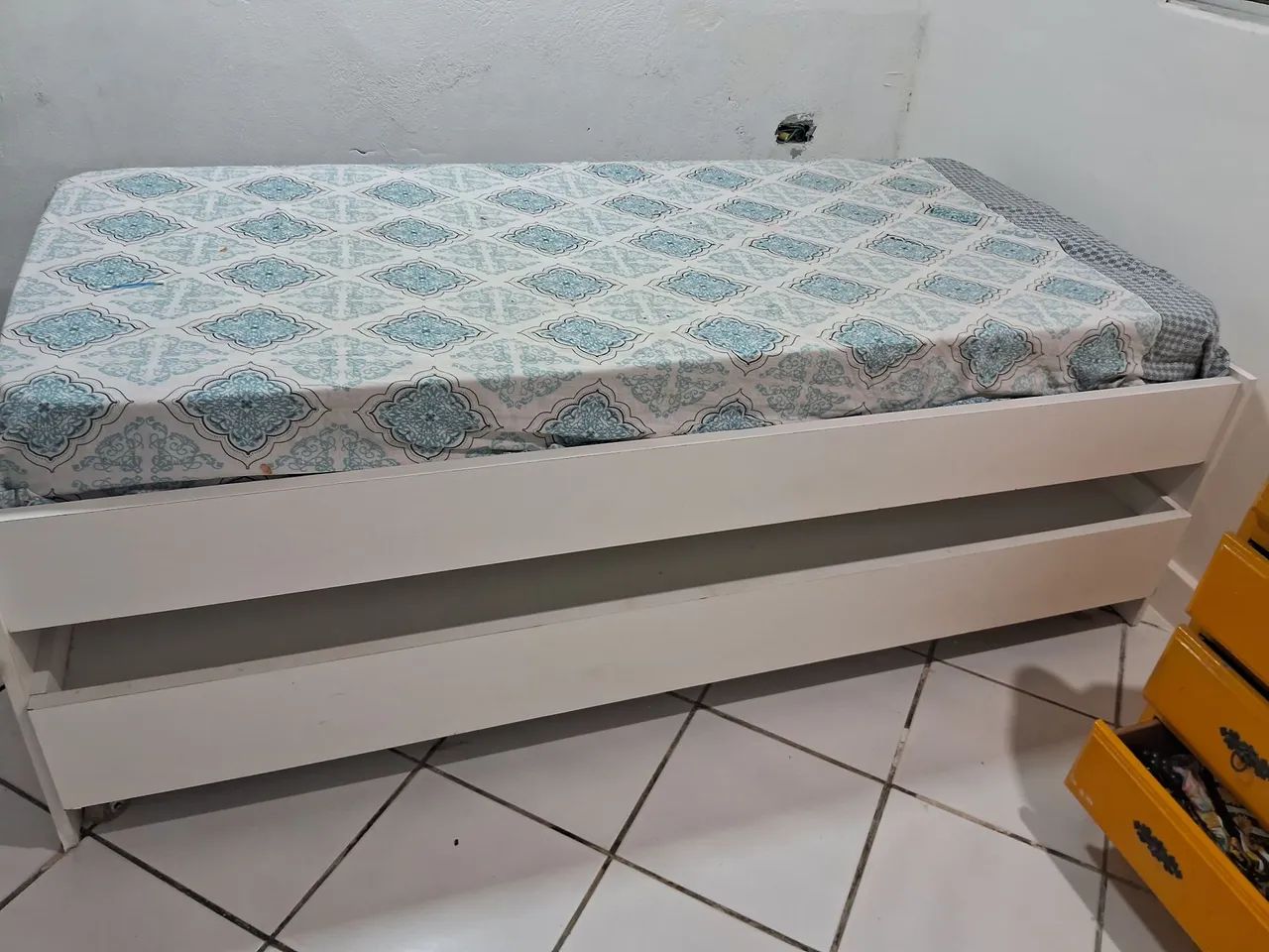VENDO CAMA SOLTEIRAO ,COM BI CAMA RODIZIOS ABAIXO  MDF MARCENARIA . RS 500 00B - Foto 2
