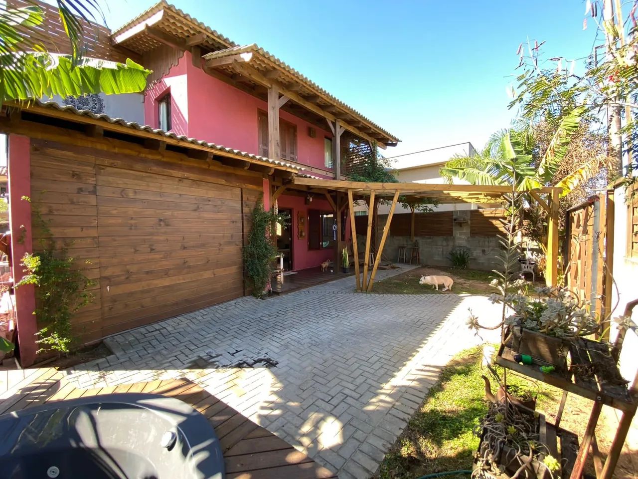 Bela casa no bairro Rio Tavares, a 800 metros da praia do novo campeche em localização pri