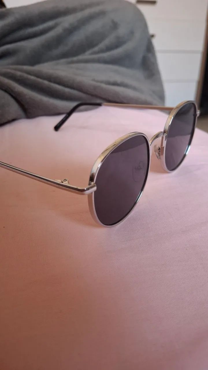 Vendo óculos de sol armação prata - Foto 2