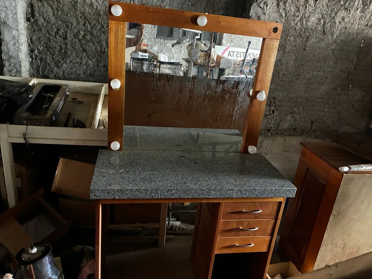 Penteadeira de madeira e pedra com luzes